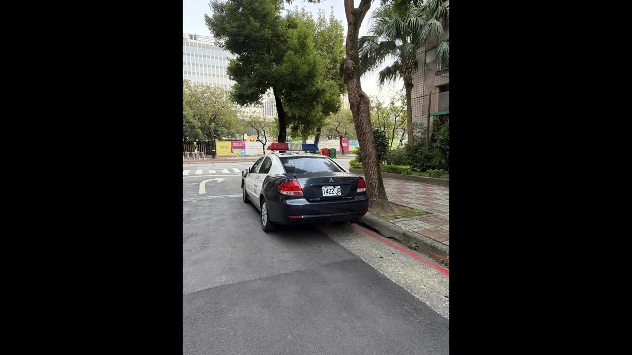 公館商圈警車帶頭違停? 民眾跟進臨停吃紅單