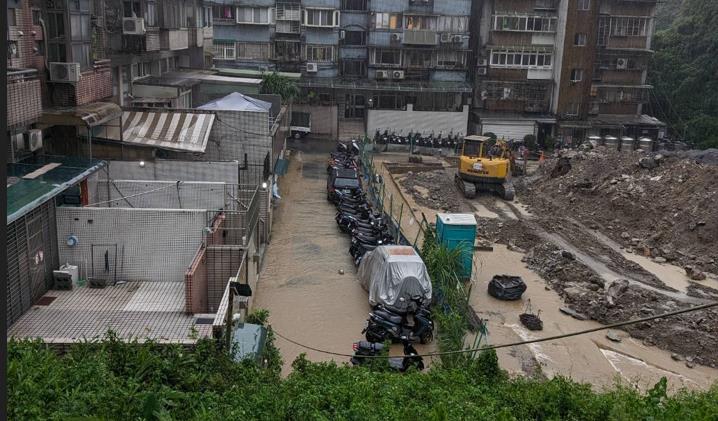 雨彈狂炸北市！　吳興街住戶控工地積水淹進民宅