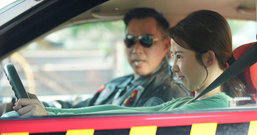 郭書瑤開車遭虧三寶！　劇組叮嚀「不准靠近」