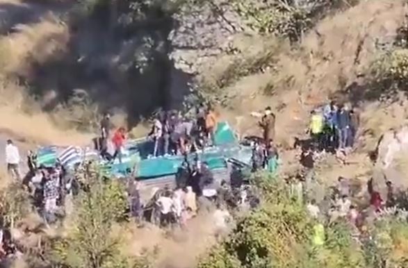 快新聞／喀什米爾公車墜250米深谷　慘！至少37死18傷
