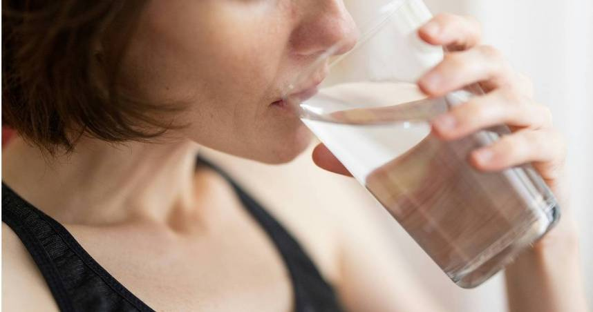 看「科普」短影音喝水養生！她3小時內喝8杯水　雙手抽搐送ICU