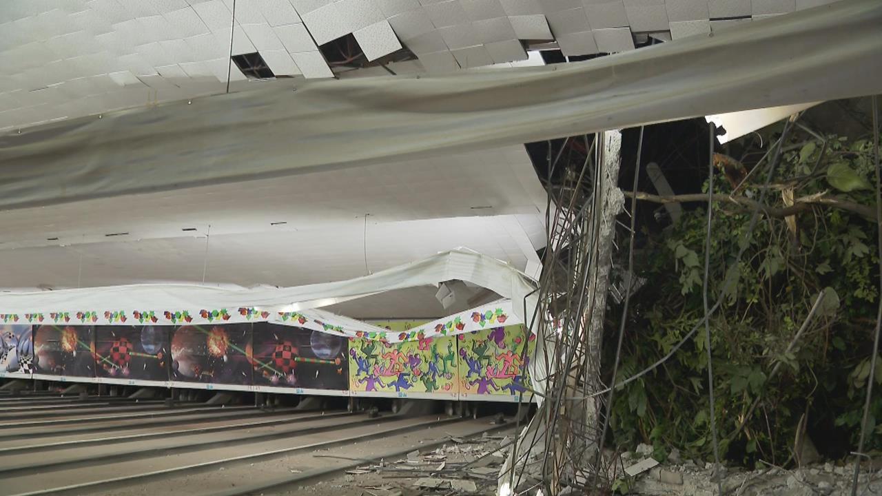 快新聞／圓山保齡球館遭「巨石砸穿」破大洞！疑連日豪雨釀災　幸已歇業無人傷亡