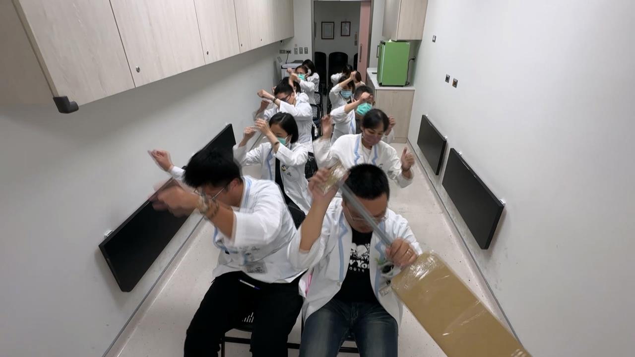 獨家／台南柳營奇美醫院組龍舟隊 下班"陸上行舟"練划超反差
