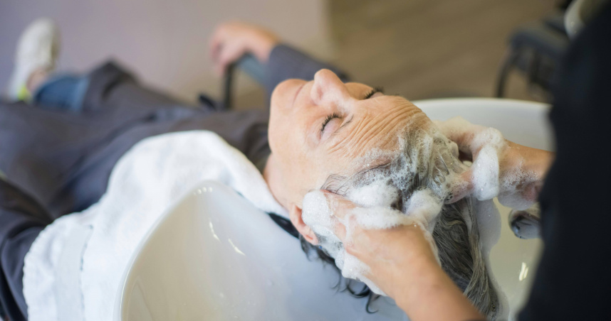 天天洗頭仍有油味!美髮師曝「正確洗髮方式」 她驚呼:活了30年才知道