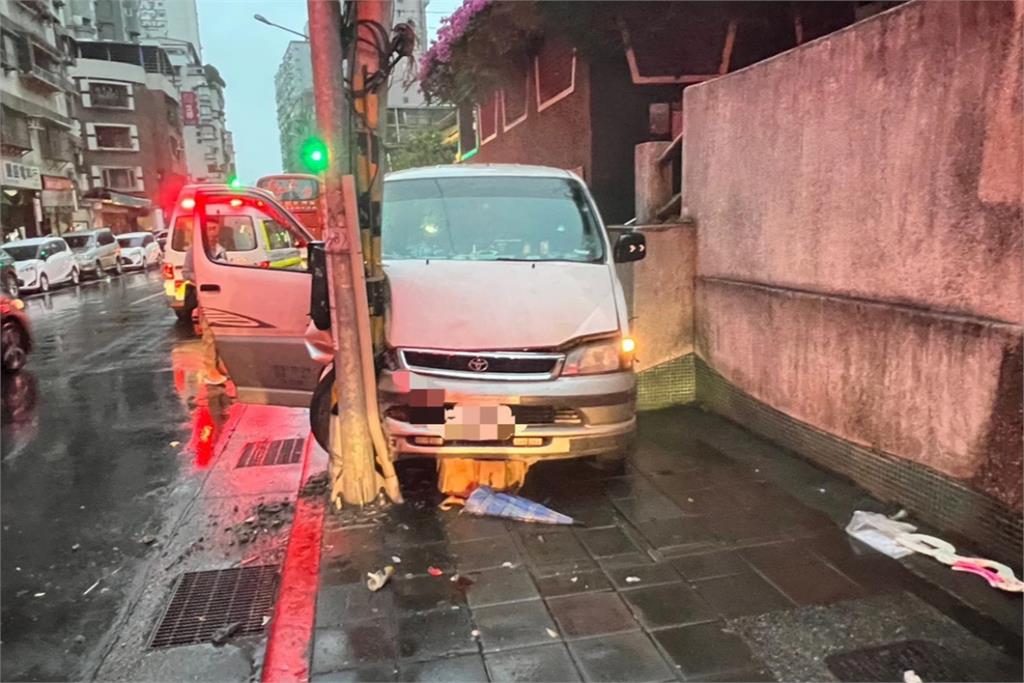 北市廂型車暴衝上人行道猛撞中年夫妻　駕駛傷重不治