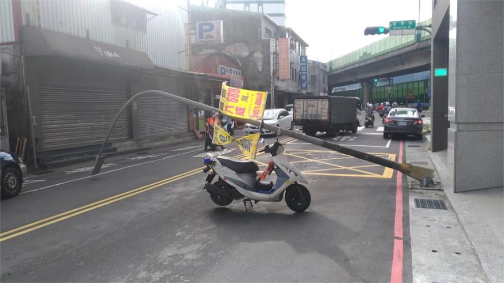 風好大！汐止路燈被吹倒 轎車路過慘被擊中