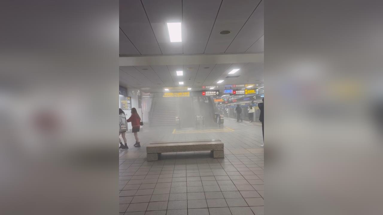 最新／北車M7冒白煙！驚傳有人丟「煙霧彈」釀1傷　民眾壞急逃竄