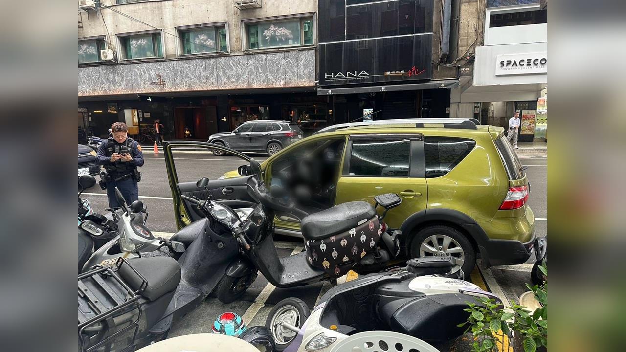 停車打R檔! 車子倒退嚕撞倒7機車 肇事婦"原地嚇哭"