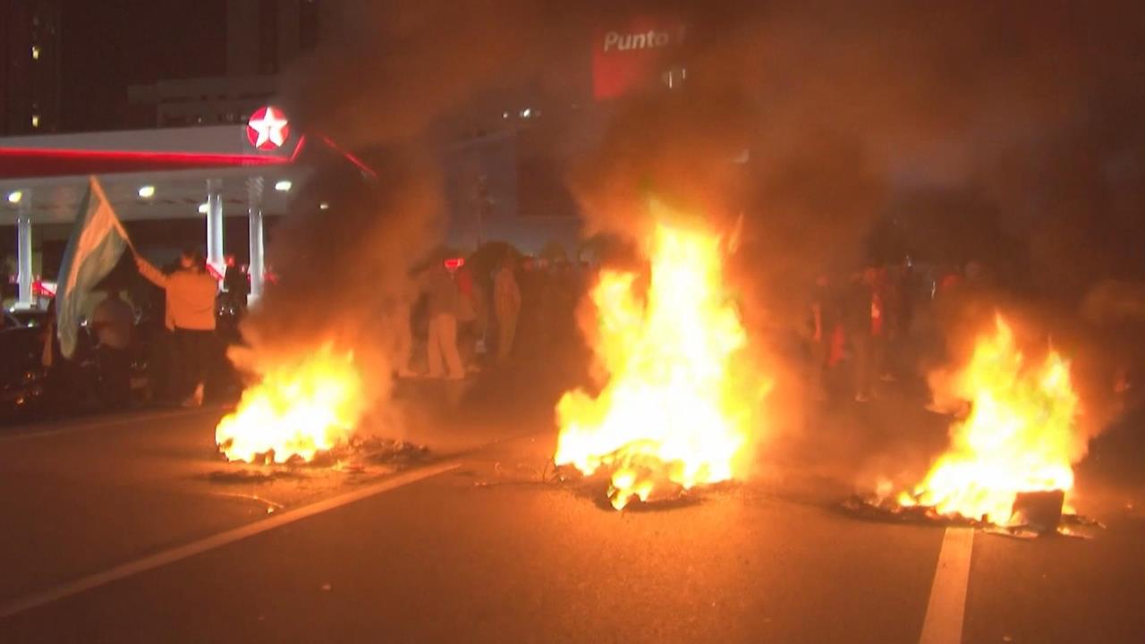 宏都拉斯大選結果仍未出爐　民眾放火燒輪胎抗議選舉不公