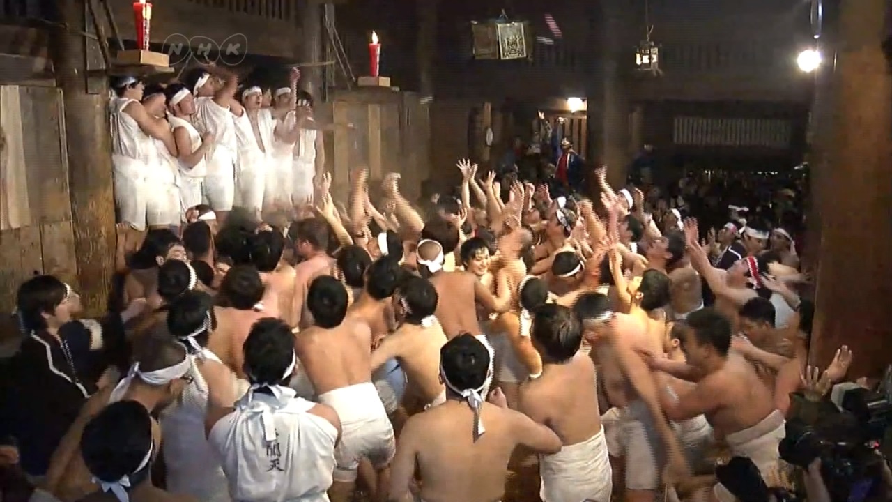 日本新潟裸押合大祭 百男穿兜襠泡冰水、搶金杯