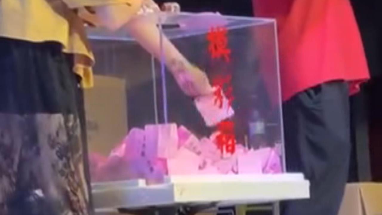 中秋晚會摸彩像挑中獎人？　主持人摸彩畫面曝