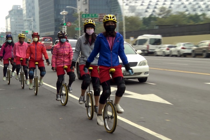 勇！杉林國中獨輪車隊 不畏寒流挑戰日雙塔