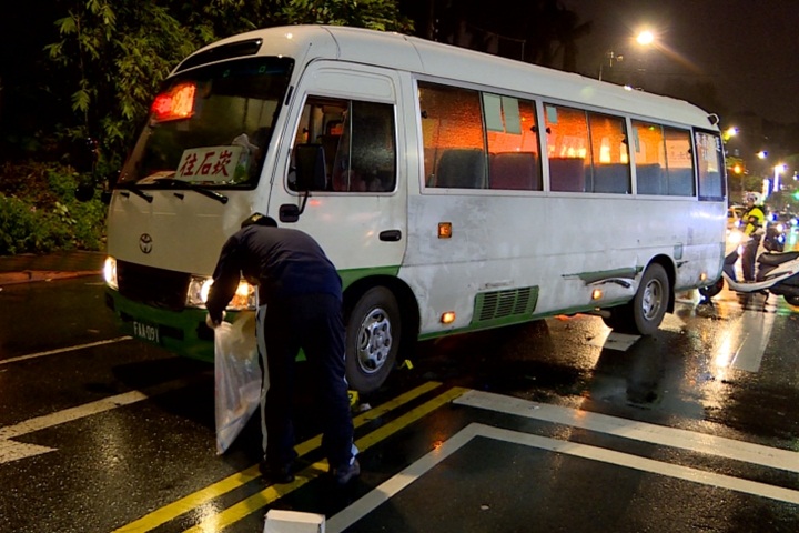 疑視線死角！ 公車撞行人 爺孫倆送醫不治