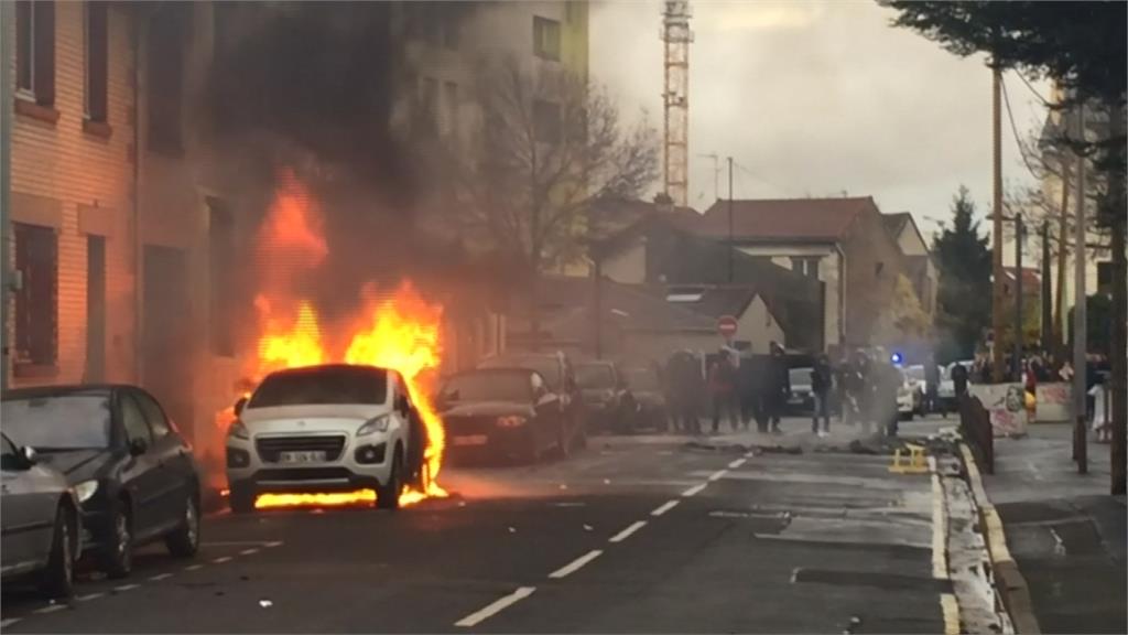 不滿馬克宏改革教育 學生火燒車與警爆衝突