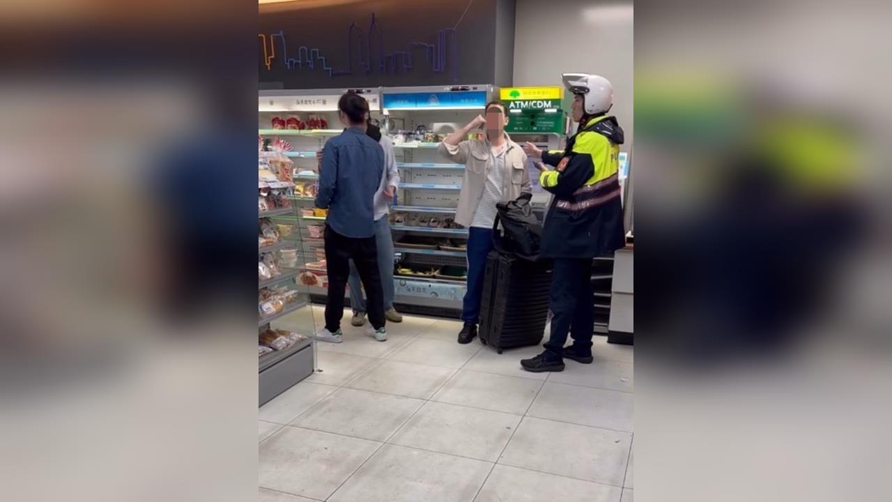 快新聞／信義區超商荒謬一幕！老外在員警面前狂喊110　網笑：警察也想報警