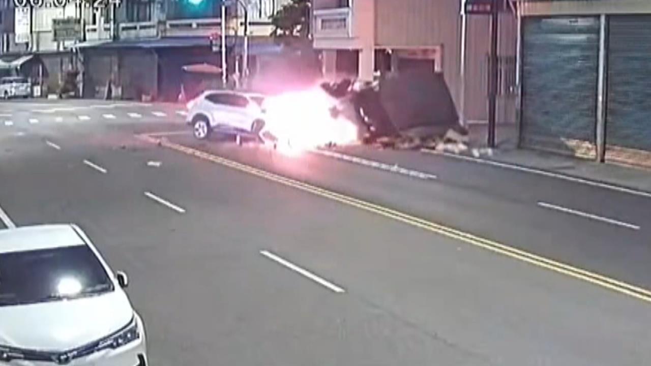 雲林斗南3車相撞! 小貨車"車頭解體"2死2傷