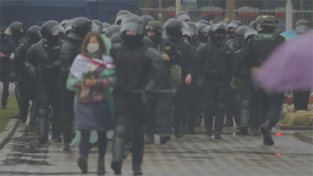 白俄羅斯大選舞弊示威警閃光彈、水砲暴力清場