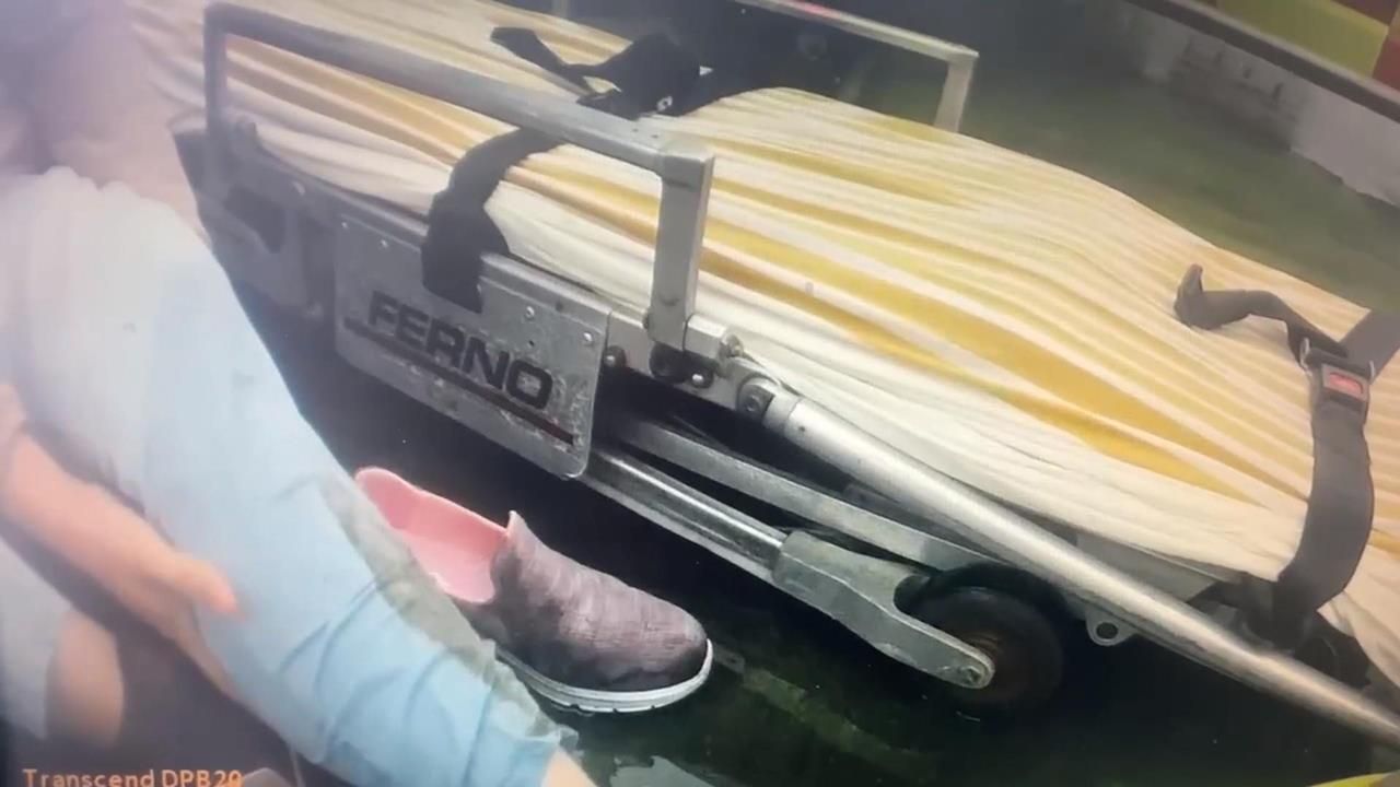 滿地青苔！基隆婦人赴校接送小孩　不慎滑倒嚴重骨折