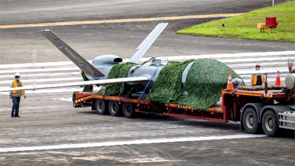 騰雲無人機起飛衝出跑道　航空迷目睹全程拍下