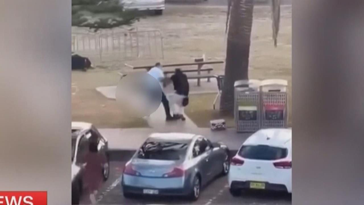 澳洲雪梨邦迪海灘槍擊案　父子犯案釀15死　一穆斯林男子英勇奪槍成大英雄