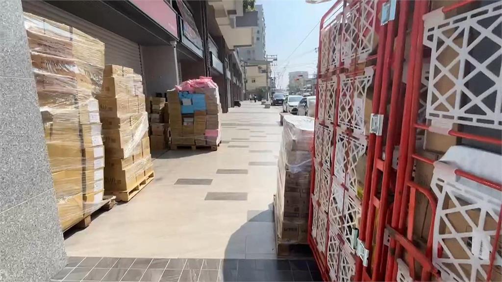 宅經濟炸裂！　大寮蝦皮智取店集貨箱堆爆「馬路變倉庫」