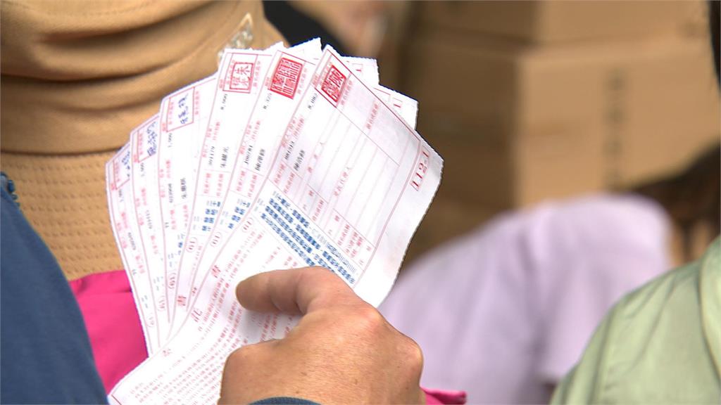 中鋼股東紀念品「水藍色自動傘」　兌領首日台北發放點湧排隊人潮