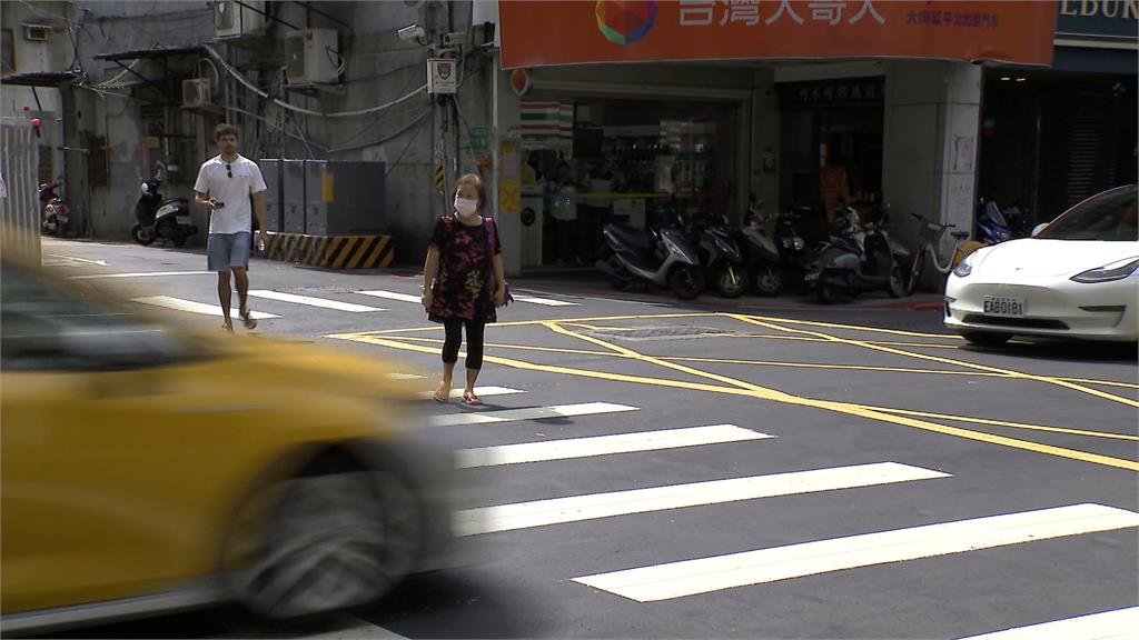 18秒內8車不讓！行人被卡路中　停讓騎士怒截圖檢舉