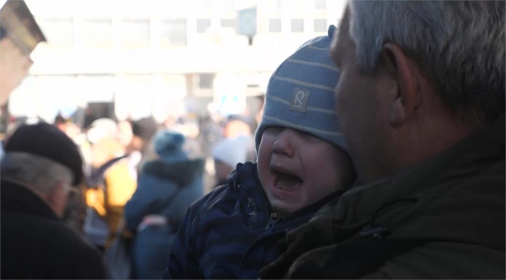近260萬人逃離烏克蘭 家庭被迫拆散相擁泣