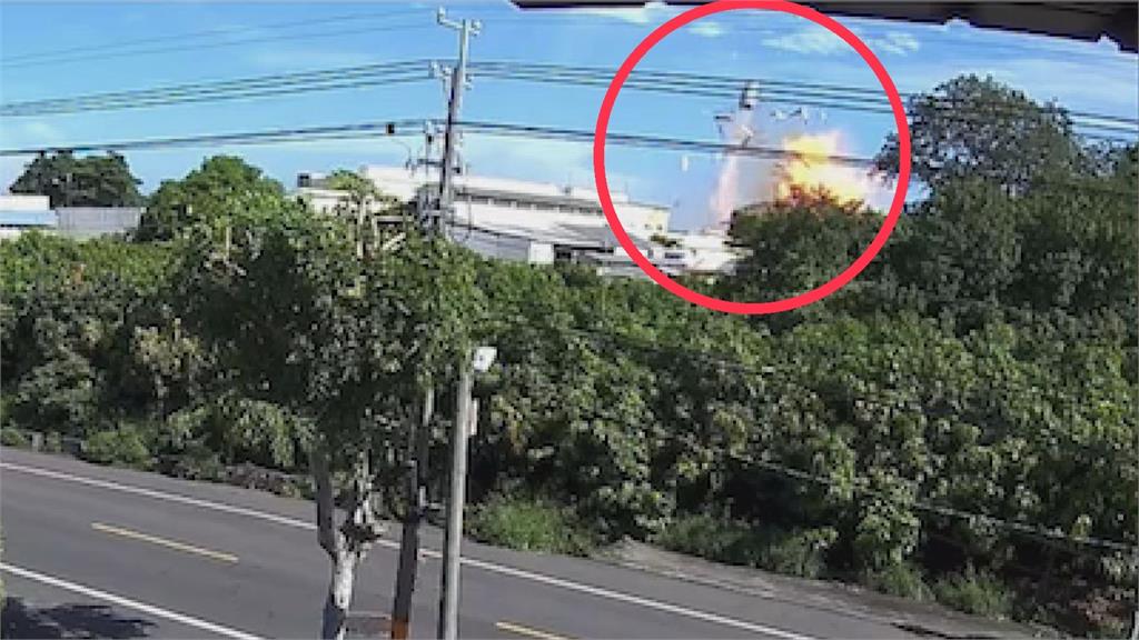 快新聞／爆炸瞬間曝！台南工廠火警「屋頂被炸飛」　濃煙遮天、火舌直竄天際