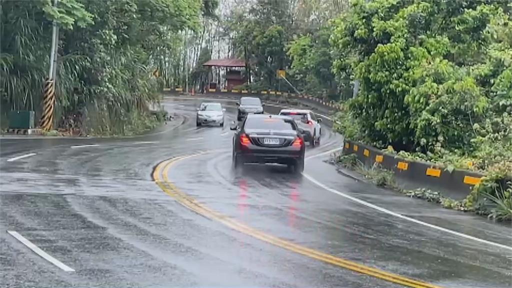 有驚無險！　天雨路滑過彎失控　險撞對向車