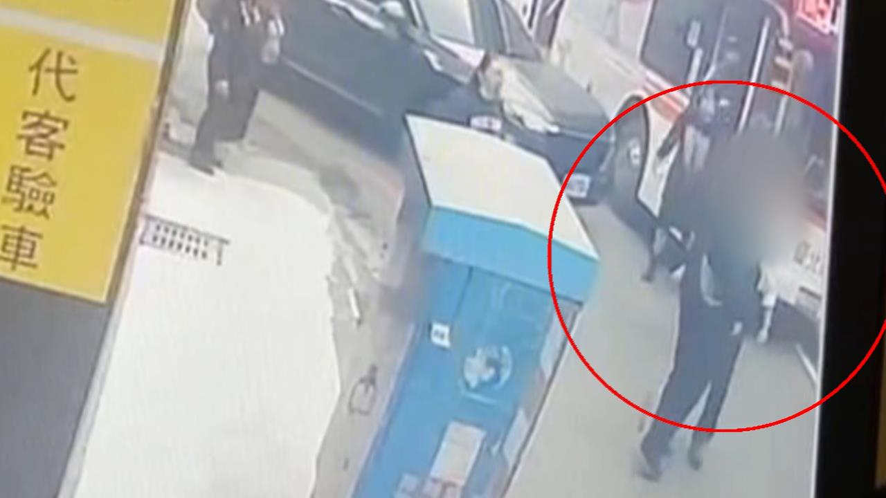 不滿騎YouBike被叭!男鬼切攔公車 雙方情緒激動「路上爆拉扯」