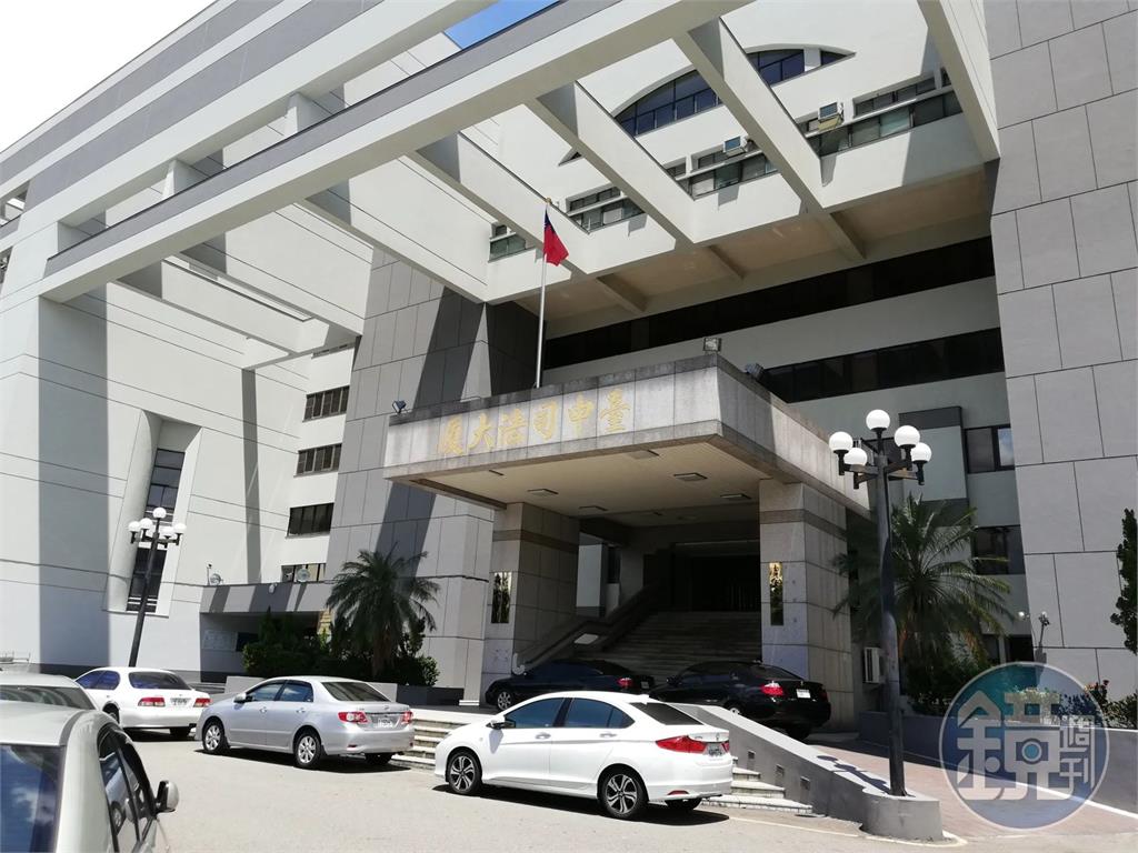 女騎士雨天摔坑洞求國賠　法院認她應負7成責任
