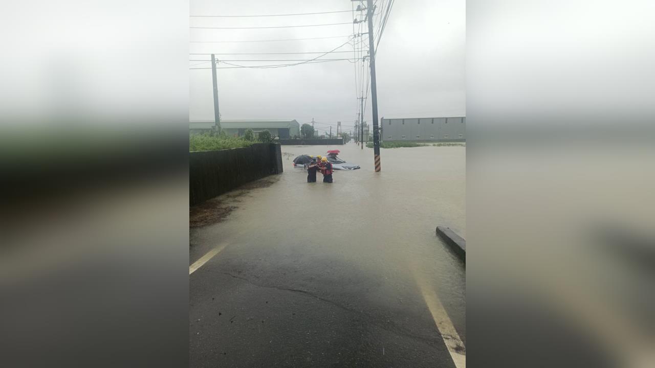 快新聞／高雄豪雨成災！鳳山轎車泡水「3人一度受困」　消防急派橡皮艇搶救