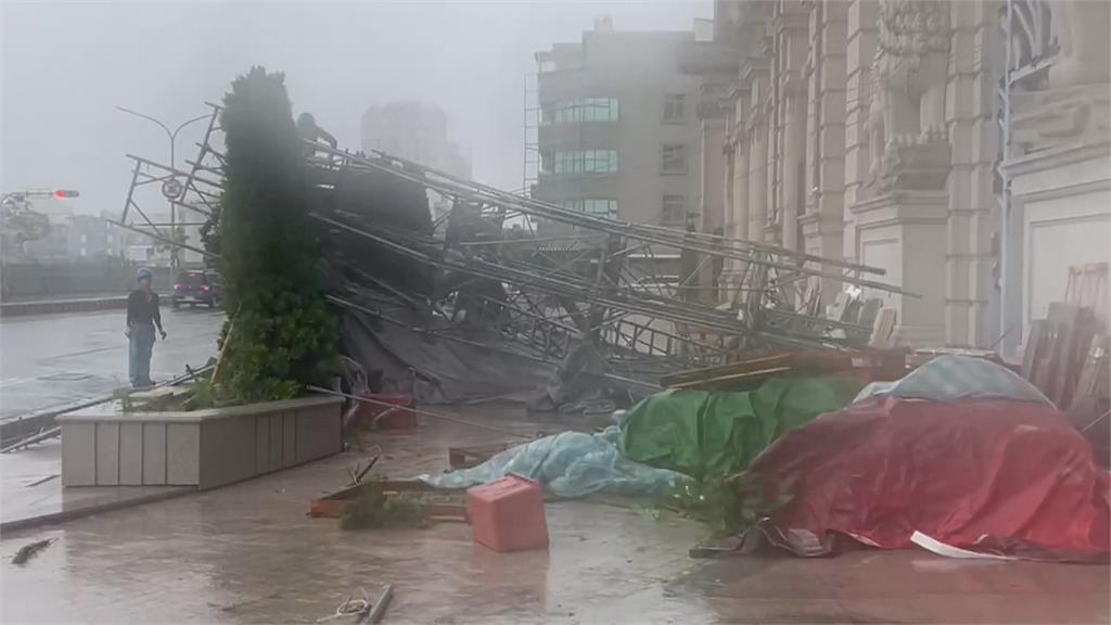 「杜蘇芮」颱風尾威力強　台南建案工地鷹架砸落橫躺人行道