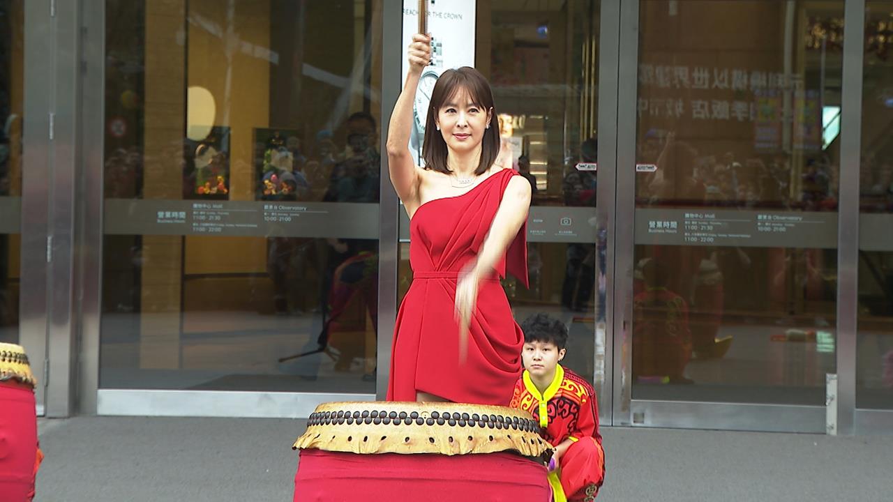 台北101初一迎財神!今年不扮舞獅 賈董一襲紅禮服做「這件事」超吸睛