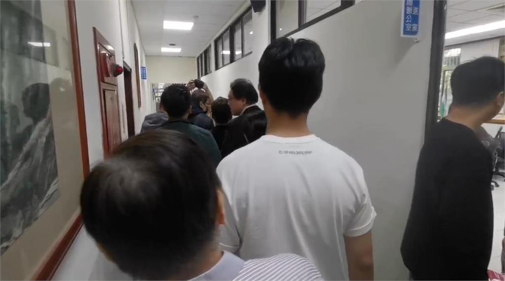 快新聞／林右昌為「這事」造訪桃園綠黨團！被詹江村問來關心大罷免　相關畫面曝光