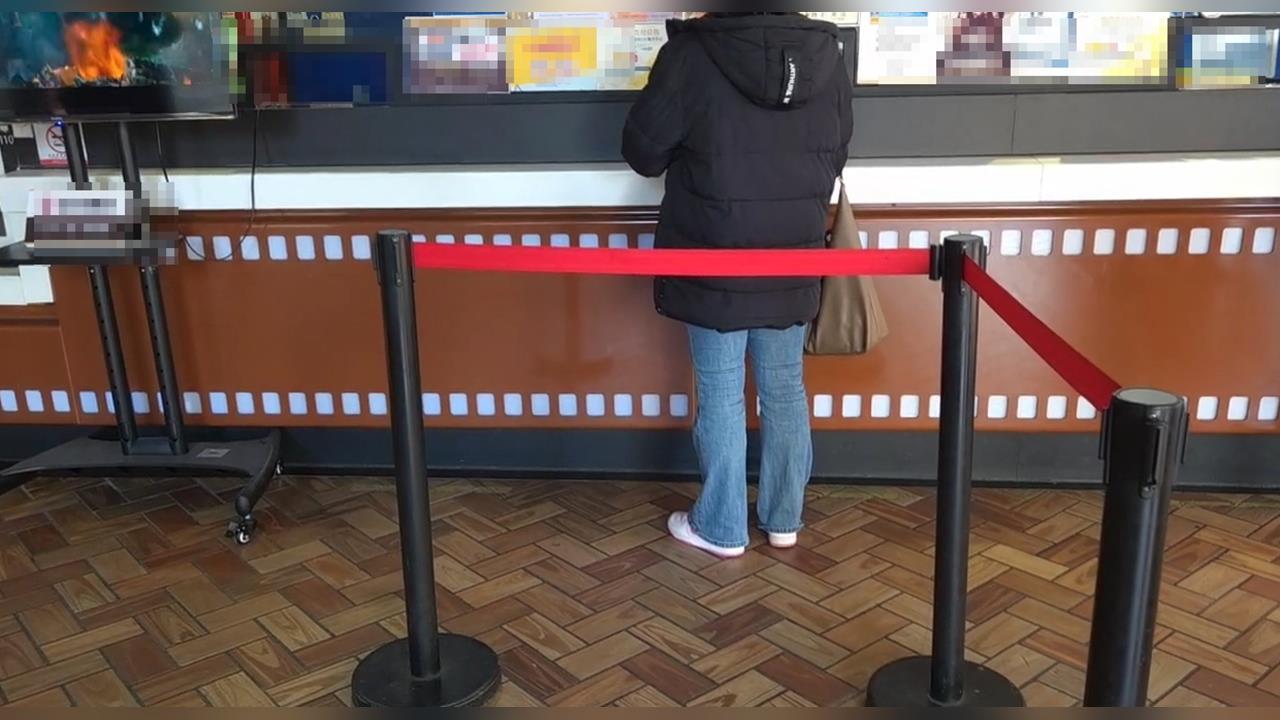 台中某處影城驚見「小強亂竄」　民眾驚呼PO網