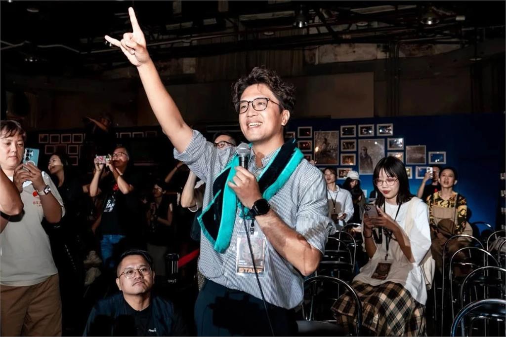 【有片】沈伯洋中秋夜化身「聽團仔」現身Legacy　感性致詞惹主唱落淚