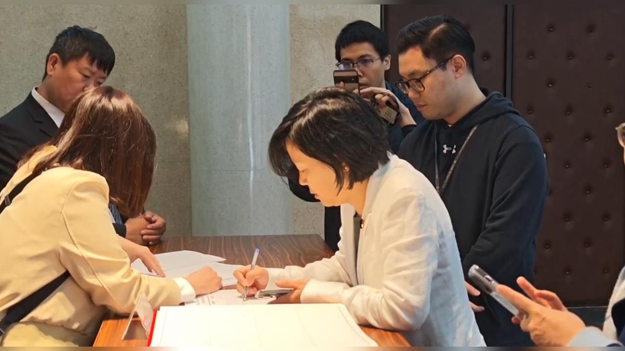 快新聞／李貞秀好糗！一大早立院簽到　「共四案」寫成這3字畫面曝