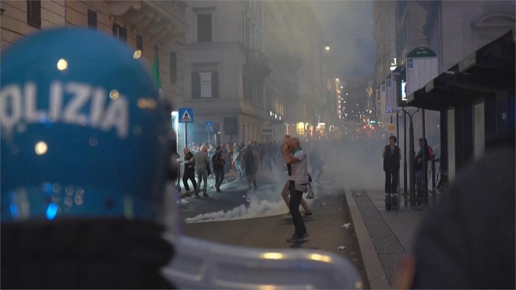 羅馬上萬人上街抗議健康通行證　警催淚彈、水砲車強勢清場
