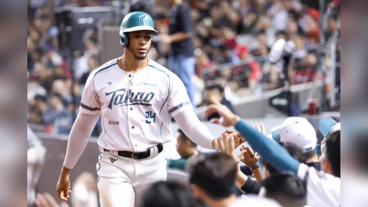 中職(影)／自曝「從不看網友言論」！痛失愛妻後魔鷹堅返台效力：放棄她會生氣...