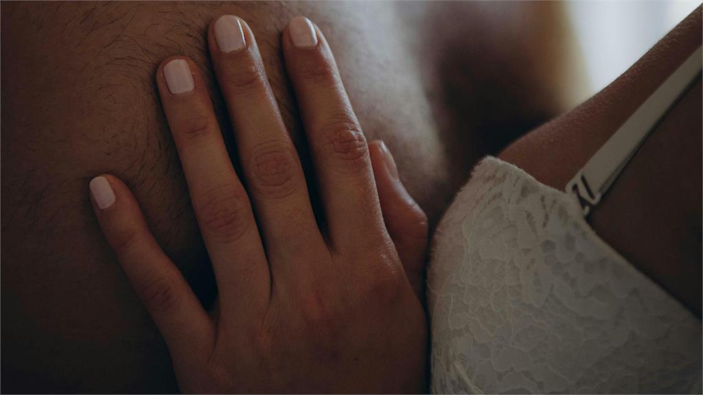 妹子買套套「選大黑馬尺寸」激戰GG！男友惱羞「一戴就滑落」網一看吵翻了