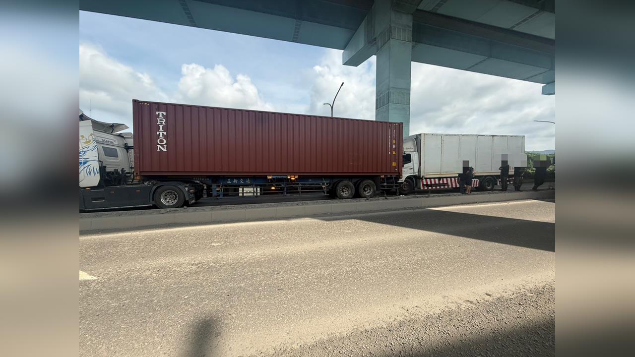 快新聞／路過注意！台北港出口「大貨車撞聯結車」1人受困　後方車流嚴重回堵