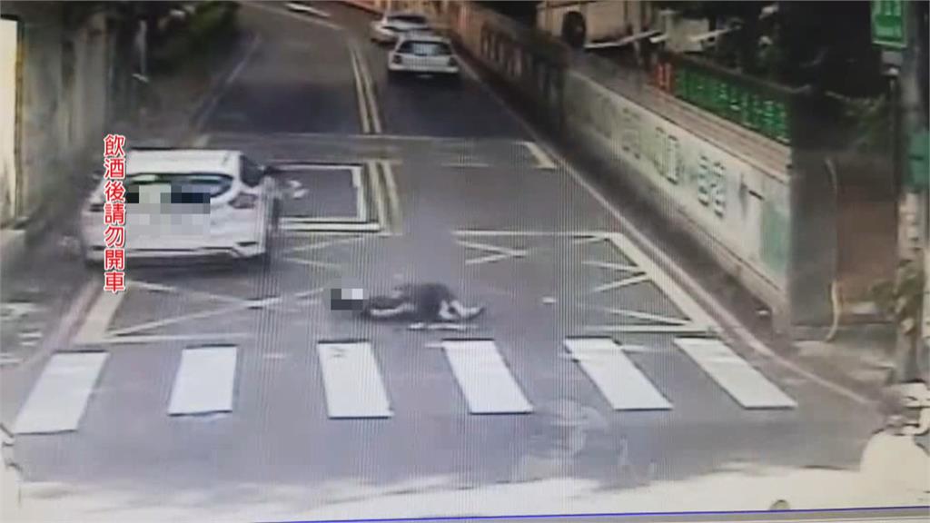 婦過馬路遭汽車擦撞倒地　後車反應不及又輾過