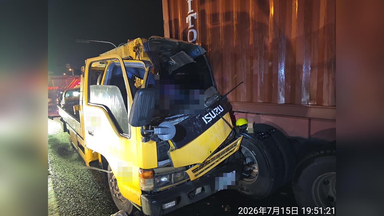 快新聞／國1拖吊車「插進」貨櫃車尾　駕駛慘死驚悚畫面曝光