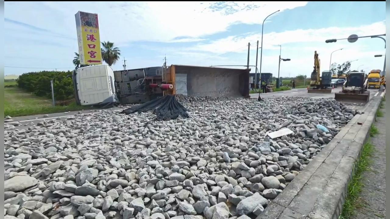 疑為閃機車！砂石車擦撞轎車「雙雙翻覆」　大量石塊占據車道