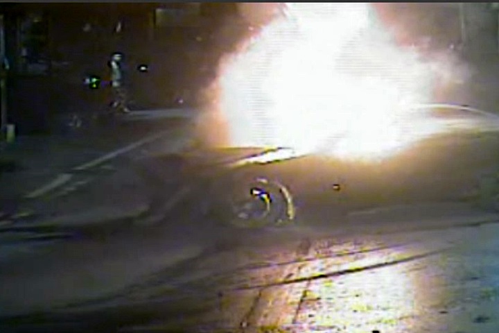 連續衝撞車輛、民宅後爆炸 賓士駕駛亡