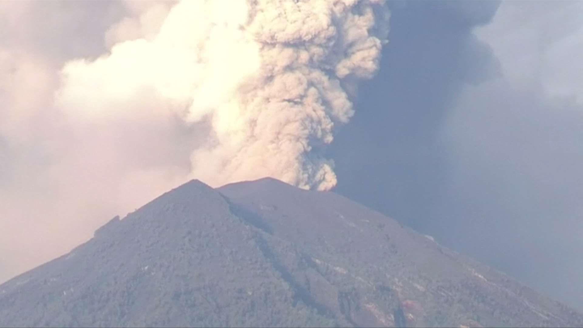 峇里島阿貢火山續噴發 機場連3天關閉