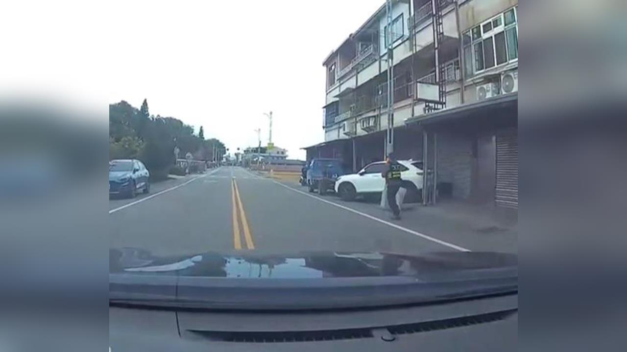 耶誕節不平靜！男持槍拒檢狂逃　警開10槍圍捕逮人