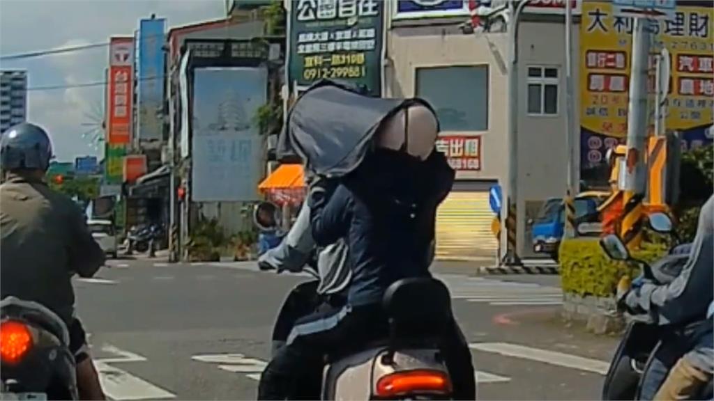 天熱出奇招！宜蘭機車後座乘客持不明物遮陽　警方回應了